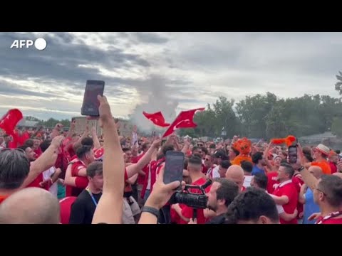 Euro 2024, tifosi turchi e olandesi fraternizzano (e torna il saluto dei Lupi grigi)