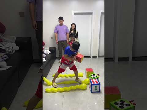 踩气球大比拼！！！#funny #亲子生活 #familygames #搞笑 #萌娃