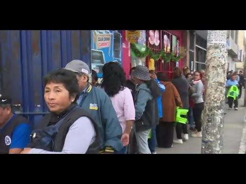 Los Olivos: Peruanos hacen largas colas para recoger su rico pavo