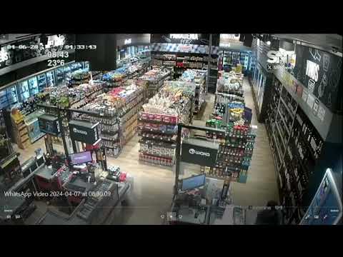Brutal agresión a una mujer dentro de una tienda