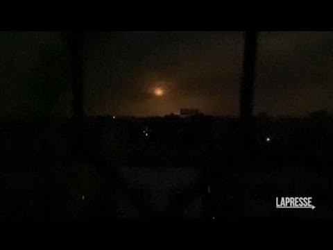 Israele, le esplosioni illuminano il cielo nel nord di Gaza: il video dalla casa di un...