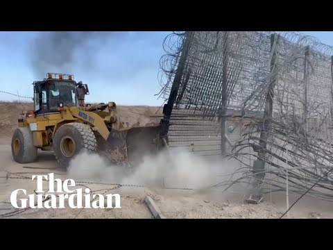 Israel: Bulldozer filmed taking down section of Israel-Gaza border fence