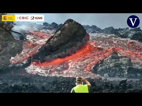 El peligroso momento de unos geólogos acercándose a un gran bloque de lava en La Palma