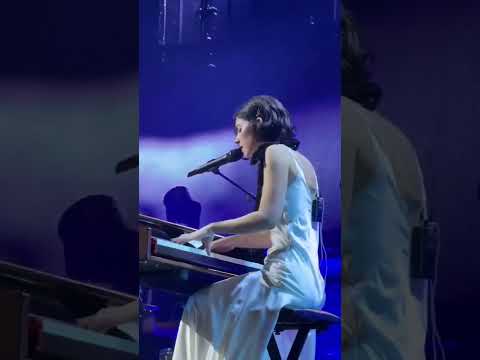 Gracie Abrams singing “Gave You I, Gave You I” in Berlin, Germany