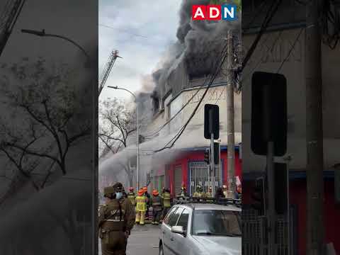 Reportan impactante incendio en Santiago Centro: Bomberos de cuatro comunas asistieron el siniestro