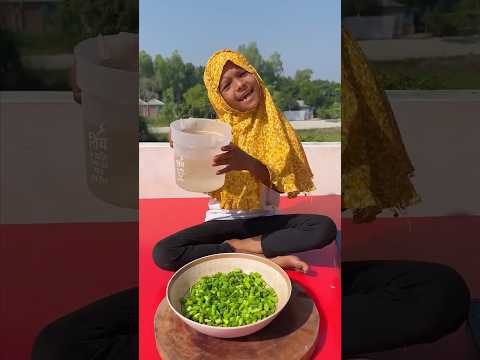 পেঁয়াজের ফুলকি পরিষ্কার করা হচ্ছে ।