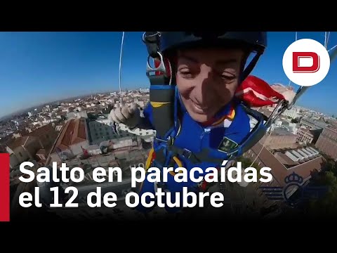 Así vivió la cabo Hurtado el salto en paracaídas con la bandera de España el 12 de octubre