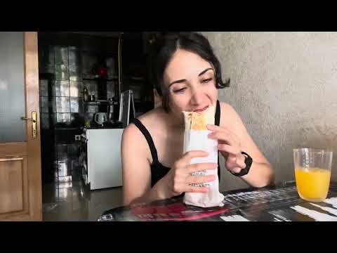 ვჭამ გორკის შაურმას ბათუმში  MUKBANG Nini Kvirike 💖