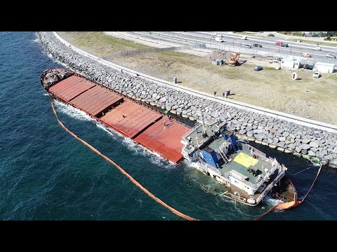 Zeytinburnu’nda karaya oturan gemi sökülerek parçalanıyor