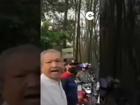 Kesal Akses Jalan Ditutup Oleh Pendemo, Seorang Warga di Bekasi Mengamuk #shorts #warga #demo