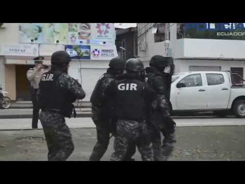 Policía de Ecuador desactiva explosivo pegado al cuerpo de un hombre en Guayaquil