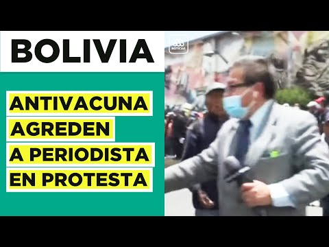 Antivacunas agreden a periodista durante protesta en Bolivia