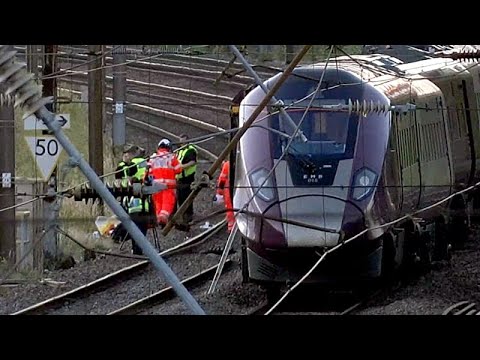 Σύγκρουση τρένων στη Μεγάλη Βρετανία: Nεκρός μηχανοδηγός, δεκάδες τραυματίες