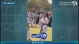 فتاة حسناء تتحمل الضرب اثناء الاستعراض