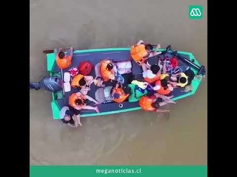 Vecinos rescatan en bote a una madre y su bebé en plena inundación