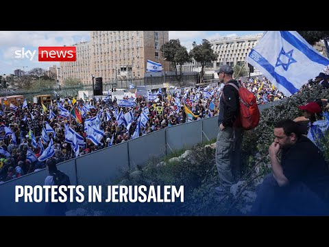 Protesters march against Netanyahu in Jerusalem