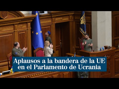 La bandera de la UE entra en el parlamento de Ucrania entre aplausos de los diputados