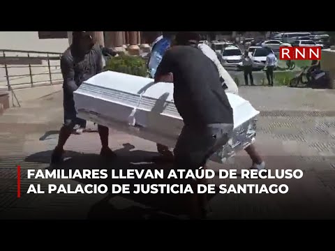 Familiares colocan ataúd de recluso muerto en la puerta del Palacio de Justicia