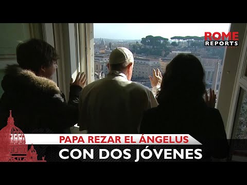 Papa sorprende al rezar el Ángelus con dos jóvenes