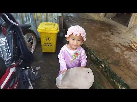 Chị cả biết giúp bố mẹ quét dọn nhà cửa