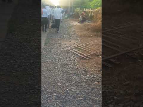 टूंडीगंज स्टेशन के प्लेटफार्म की पीसीसी की जरूरत है गिट्टी ल होने से पैदल चलने दिक्कत होता है