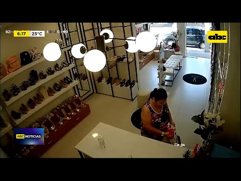 CCTV capta a mujer robando en una tienda de calzados