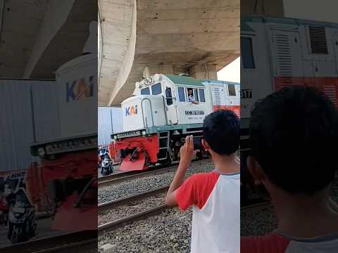 3 Kereta Sekaligus #shortviral #keretaapi