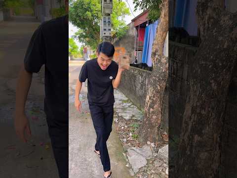 Thanh niên xấu tính ăn chộm gối ngủ của bà cụ nghèo khổ😡😡😡