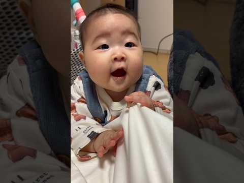 シーツを食べる赤ちゃん