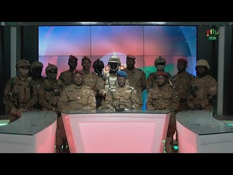عسكريون في بوركينا فاسو يعلنون عبر التلفزيون استيلاءهم على السلطة وحل الحكومة