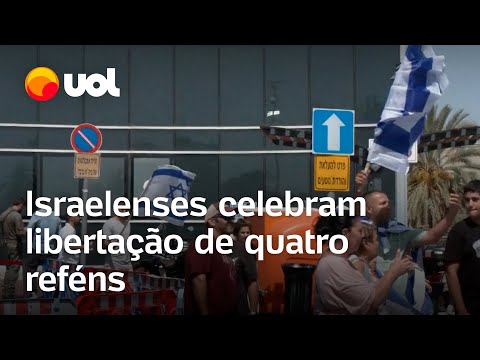 Israelenses celebram resgate de quatro reféns do Hamas em frente ao hospital onde eles estão