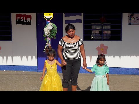 Madre afectada por huracán Julia recibe casa nueva