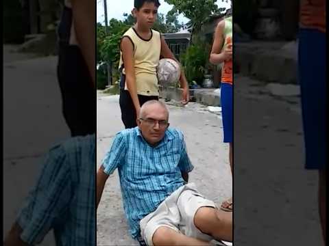 Este señor fue asaltado en Cuba, le robaron el celular, su bicicleta y todo lo que traía encima
