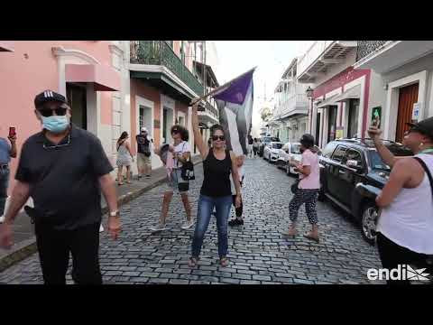 Las doñis se manifiestan contra LUMA en la calle Fortaleza