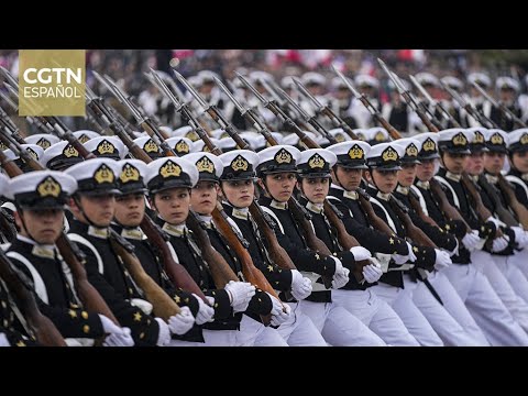 Más de 7.700 efectivos desfilan en tradicional parada militar chilena