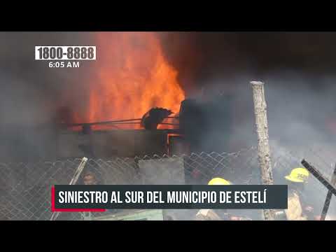 Grandes columnas de humo tras fuerte incendio en vivienda de Estelí - Nicaragua