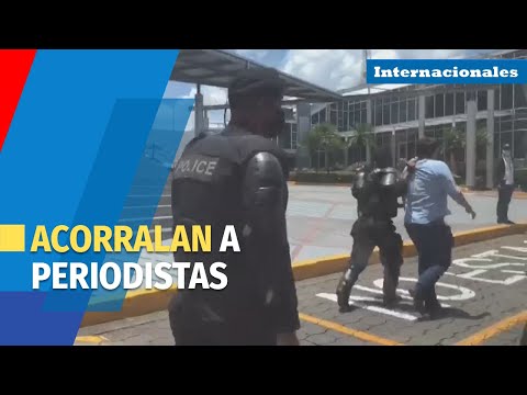 Policía de Nicaragua acorrala a un grupo de periodistas que cubrían el registro de un diario