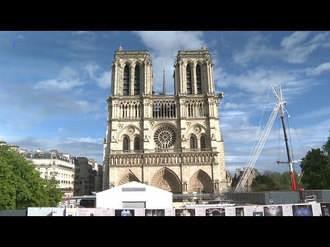 Notre-Dame: les touristes toujours aussi nombreux devant la cathédrale en chantier | AFP