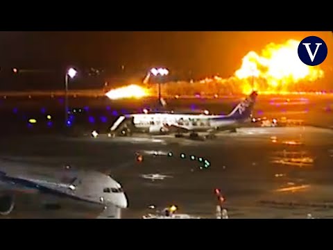 El momento en el que un avión con unas 400 personas se incendia en el aeropuerto de Tokio