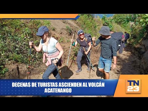 Decenas de turistas ascienden al volcán Acatenango