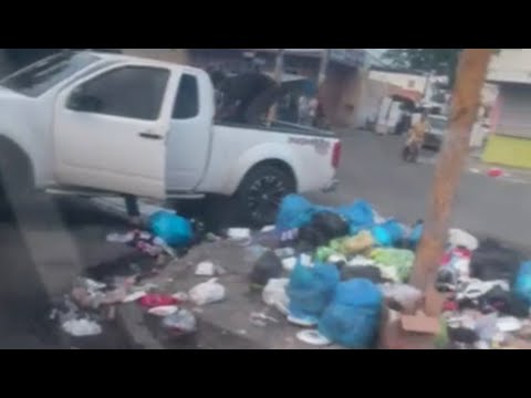 Hombre botando la basura en plena calle de SFM es un mal ejemplo para todos