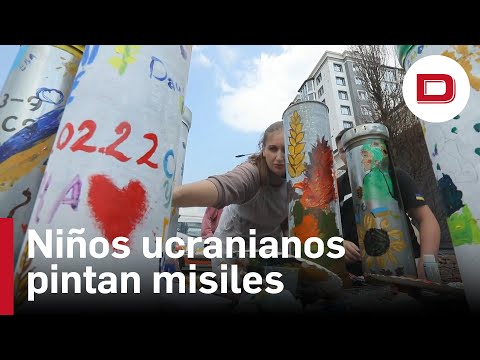 Niños ucranianos pintan carcasas de misiles de los combates en Bucha para apoyar a sus tropas