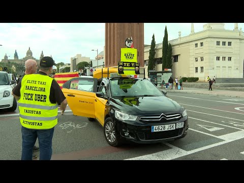 300 taxis participan en una marcha lenta en Barcelona contra la liberalización de VTC