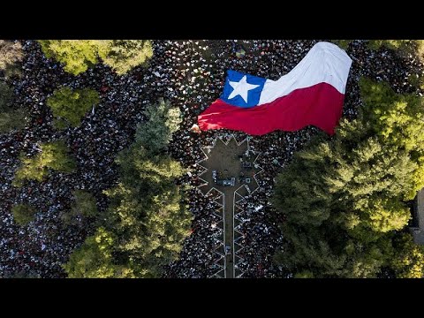 Promesas antagónicas de paz social en el cierre de campaña de las elecciones presidenciales en Chile