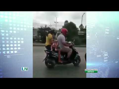 Captan a una mujer transportando un bebé en una moto