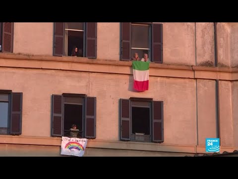Coronavirus : en Italie, des hommages quotidiens aux victimes du virus par les fenêtres