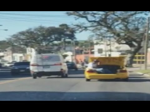 Vídeo: Persona viaja en el baúl de un vehículo en marcha