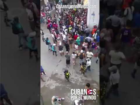 En plena pandemia los cubanos de aglomeran en una cola para comprar cerveza