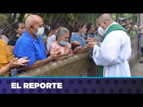 Sacerdote de Ciudad Darío celebra misa en la calle ante asedio policial a feligreses