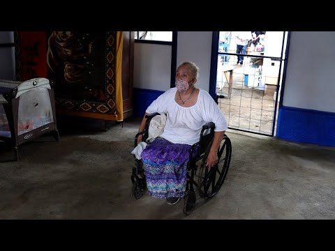 Familia afectada por las lluvias recibe casa nueva en Managua